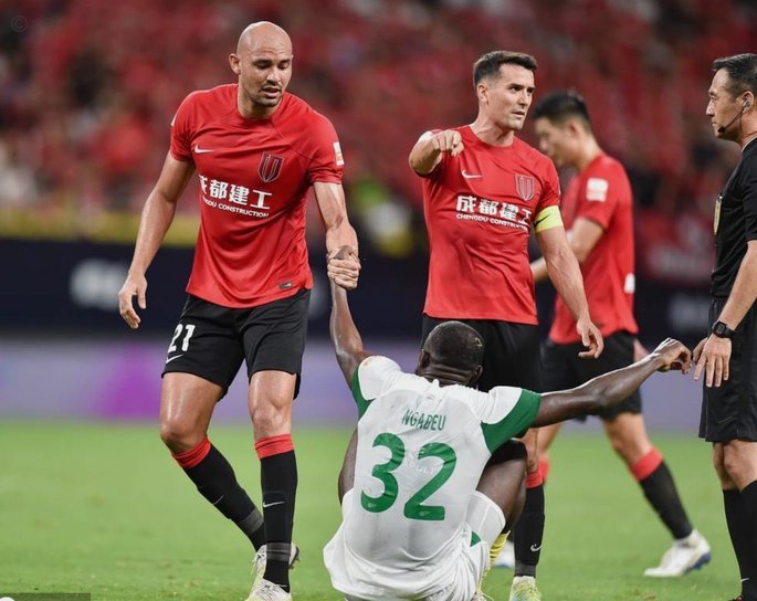 热菲尼奥绝杀脱衣引争议 铁人3-2海港夺三连胜