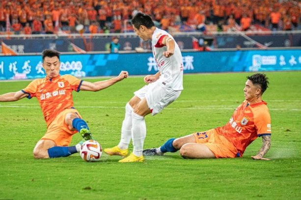 中超-热菲尼奥制胜球脱衣庆祝被驱逐 铁人3-2海港夺3连胜