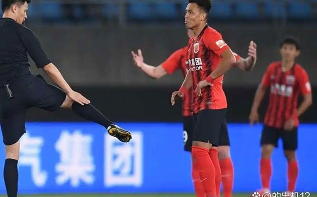 维塔尔完成射门后大腿拉伤，武磊替补出战