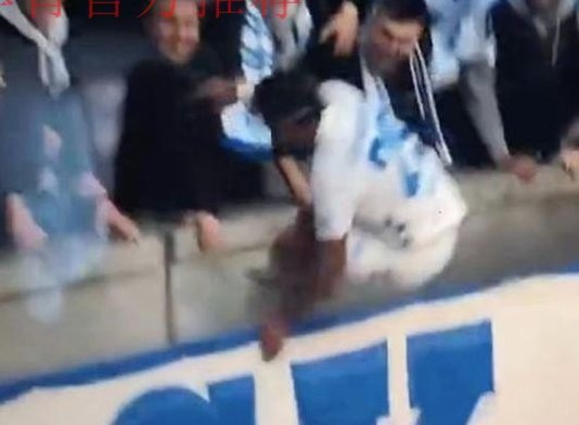 巴甲球员翻广告牌庆祝进球时掉进球员通道，进球还越位无效