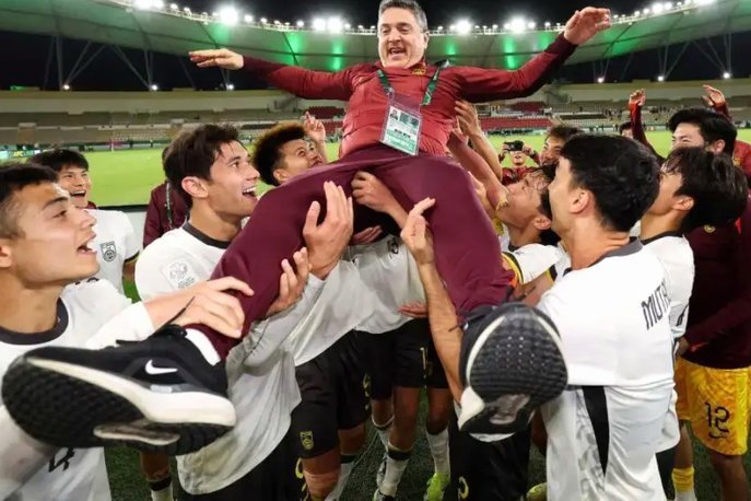 U23国足更衣室派对：拜合拉木领舞安东尼奥同乐