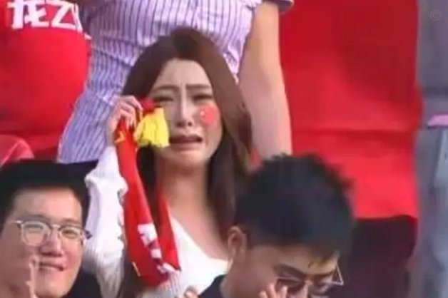 大连球员赢蓉城后更衣室狂欢庆祝，李国旭受赞